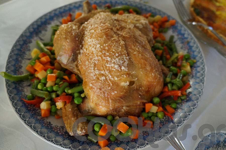 Κοτόπουλο με ανθό αλατιού και ανάμεικτα λαχανικά