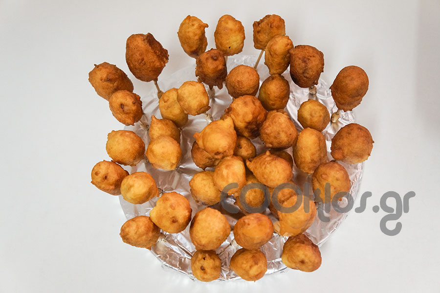 Λουκάνικα σε κουρκούτι (corn dogs)