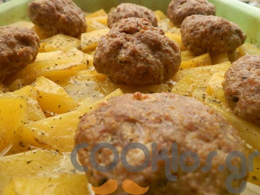 Μπιφτέκια στο φούρνο με πατάτες