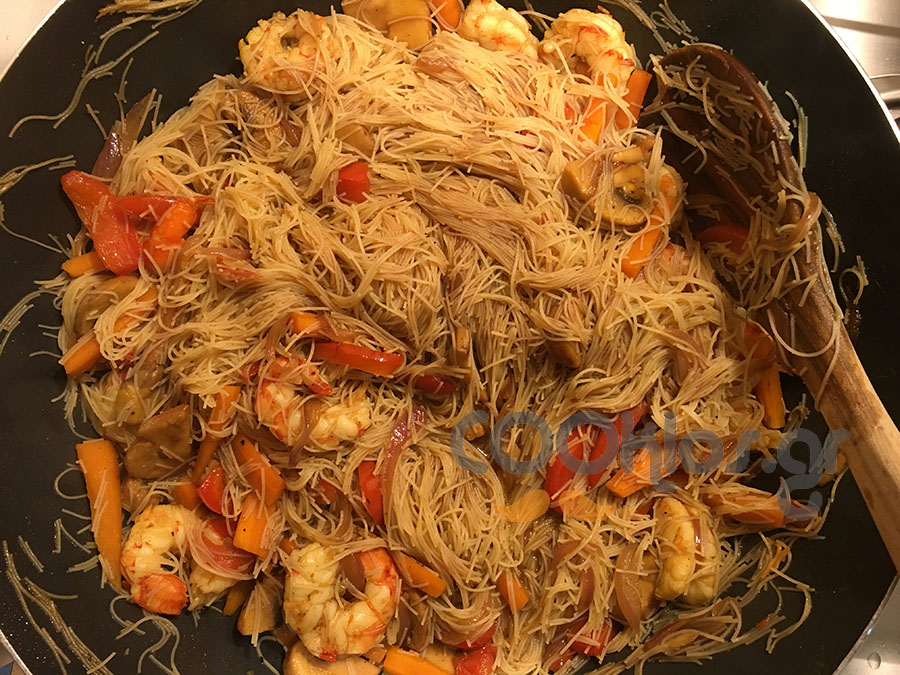 Noodles με λαχανικά και γαρίδες