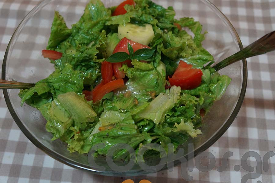Πράσινη σαλάτα με παπαρουνόσπορο και βασιλικό - Cooklos.gr