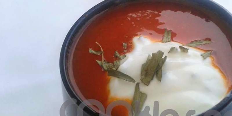 Δροσερή ντοματόσουπα με σως εστραγκόν