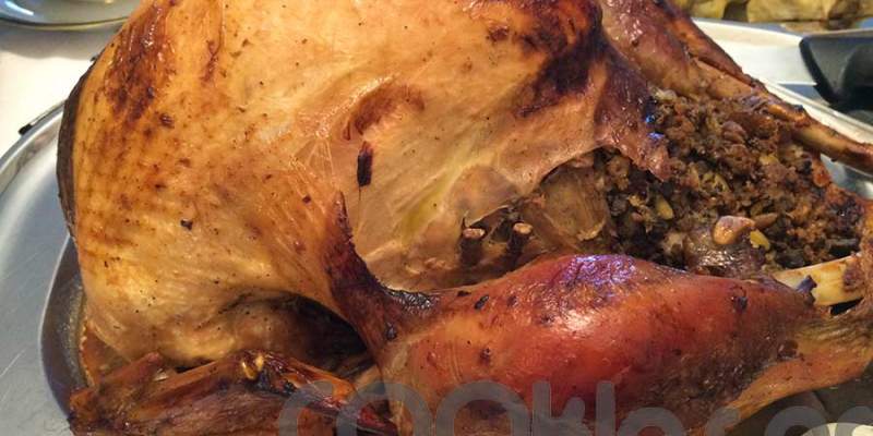 Γαλοπούλα με πλούσια γέμιση Γαλοπούλα με πλούσια γέμιση