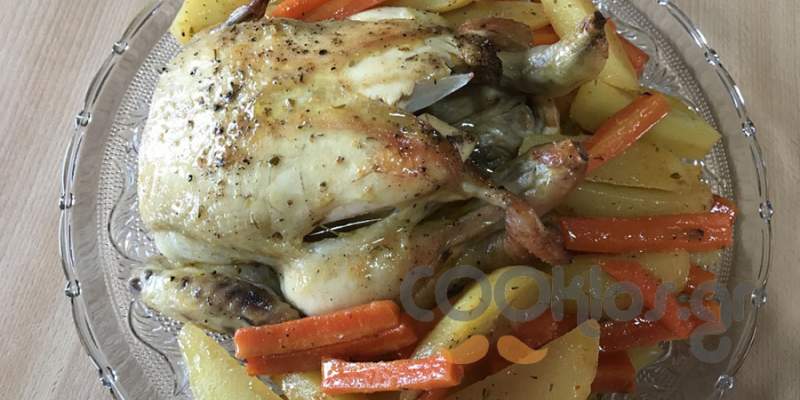 Κοτόπουλο στη γάστρα με πατάτες και καρότα