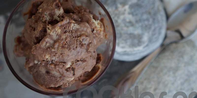 Παγωτό με κουβερτούρα και cookies