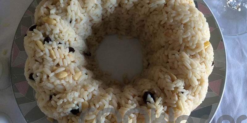 Ρύζι με μαύρες σταφίδες και κουκουνάρι