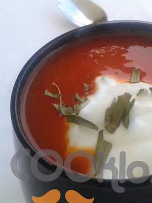 Δροσερή ντοματόσουπα με σως εστραγκόν