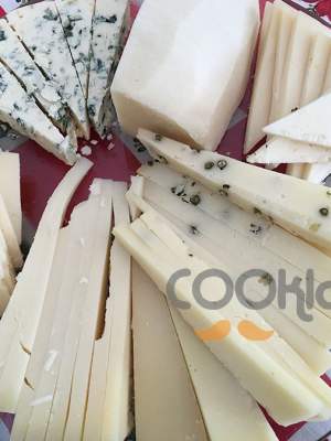 Ποικιλία με ελληνικά ιδιαίτερα τυριά και μπλέ τυρί