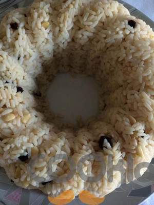 Ρύζι με μαύρες σταφίδες και κουκουνάρι